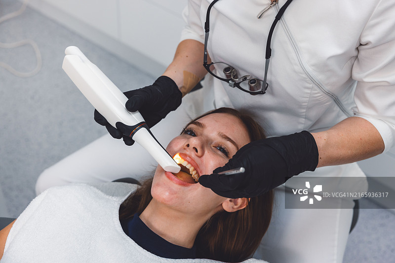 牙医用X光扫描患者牙齿图片素材