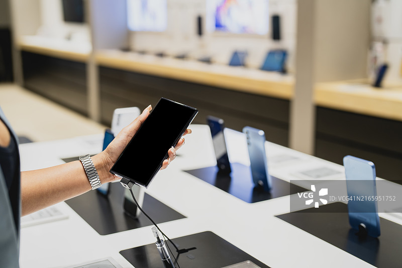 在电子商店购买智能手机图片素材