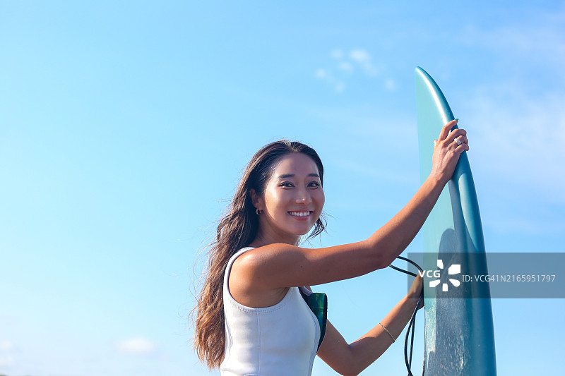 美女手持冲浪板走向大海图片素材