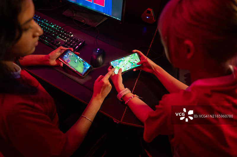 电竞锦标赛：红队女玩家竞技图片素材