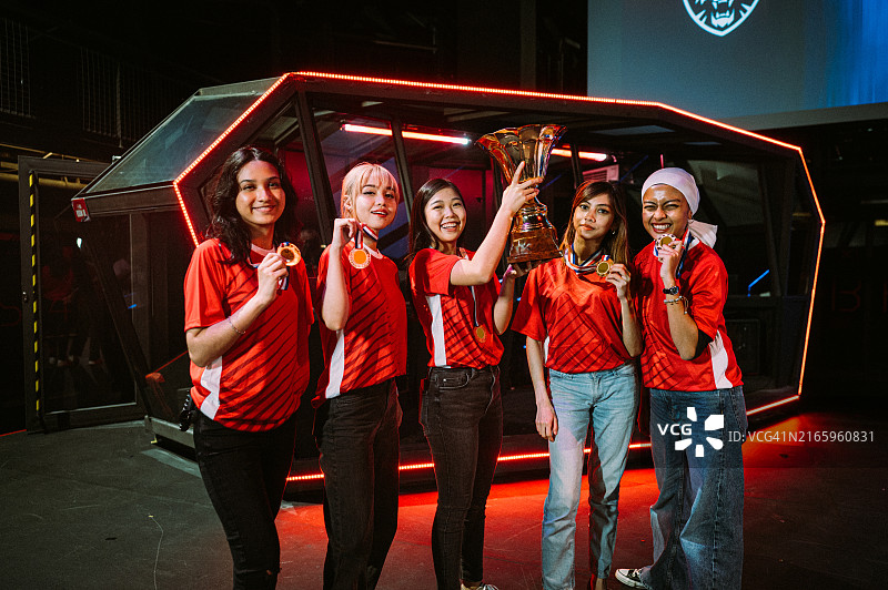 在电竞比赛中庆祝胜利的女游戏玩家图片素材