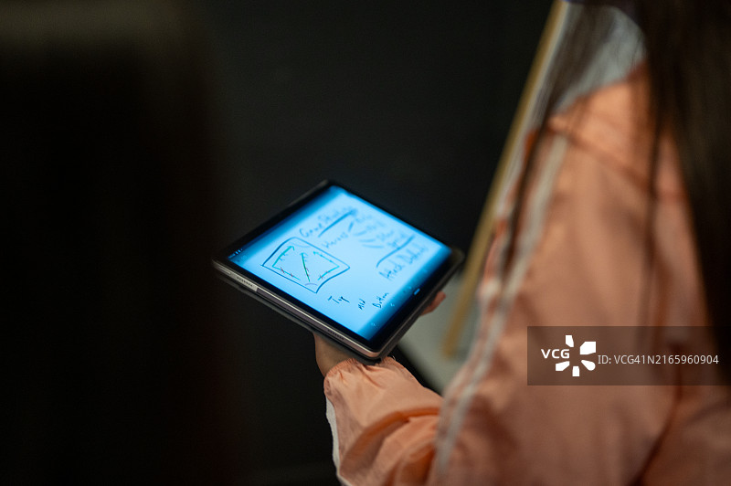 亚洲电竞团队的女教练在比赛前使用平板电脑图片素材