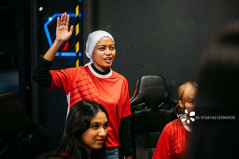 电竞比赛开始前，亚洲电竞团队领队与她的职业玩家团队讨论战术图片素材