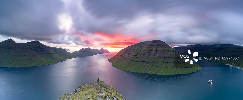 男子在山顶欣赏日落（高角度视角）图片素材