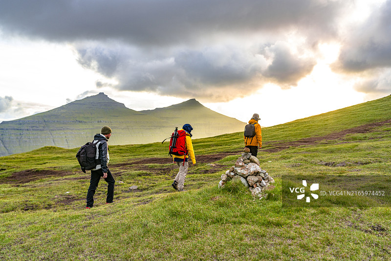摄影师背包徒步绿色景观图片素材