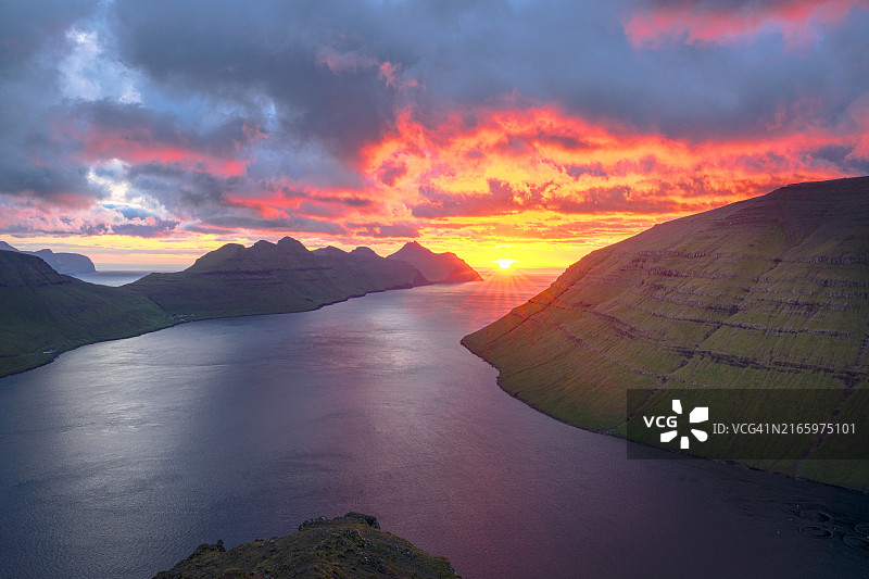 峡湾悬崖日落时燃烧的天空图片素材