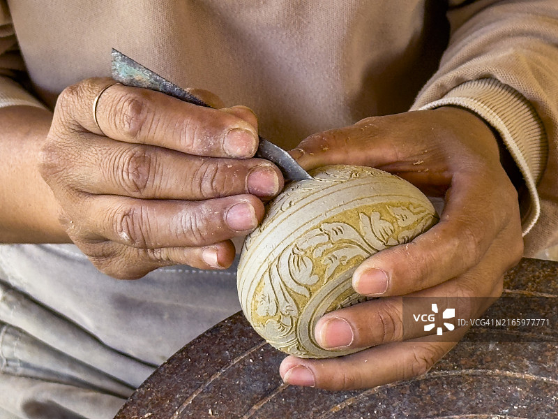 工匠在柬埔寨暹粒的萨查手工艺中心工作图片素材