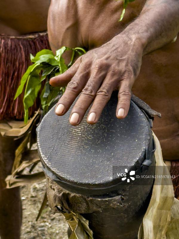 在巴布亚新几内亚夸托岛演出的六组土著战士、鼓手和舞蹈演员图片素材