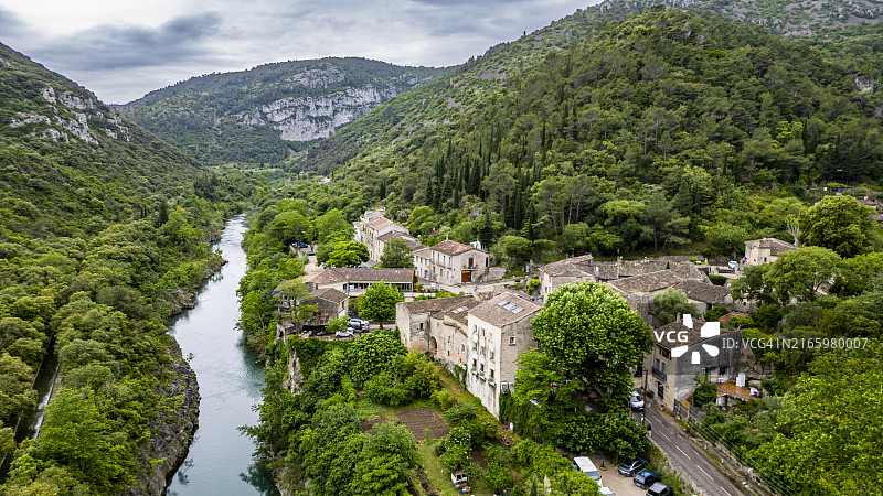 圣吉尔莱代塞尔，联合国教科文组织世界遗产，圣地亚哥之路，埃罗省，奥克西塔尼，法国，欧洲图片素材
