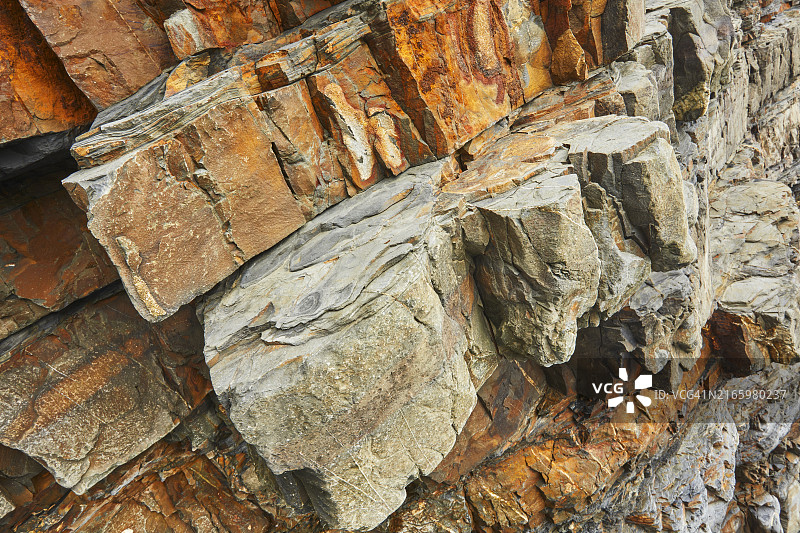 在北大西洋沿岸的Welcombe Mouth悬崖上，褶皱的沉积岩；英国德文郡北部哈特兰，欧洲图片素材