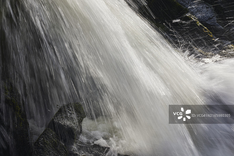 英格兰哈特兰韦尔科姆口瀑布慢速快门拍摄，呈现模糊的运动效果图片素材