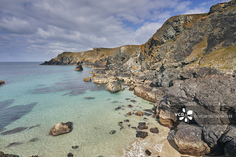 英格兰康沃尔蜥蜴角附近的Kynance Cove北部的壮丽悬崖图片素材