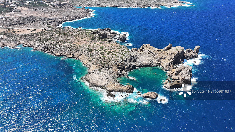 希腊克里特岛埃拉福尼西海滩附近泻湖半岛航拍图片素材