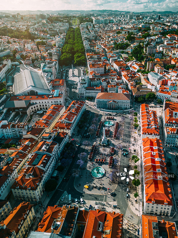 葡萄牙里斯本市中心航拍：罗西奥广场、自由大道和爱德华七世公园图片素材