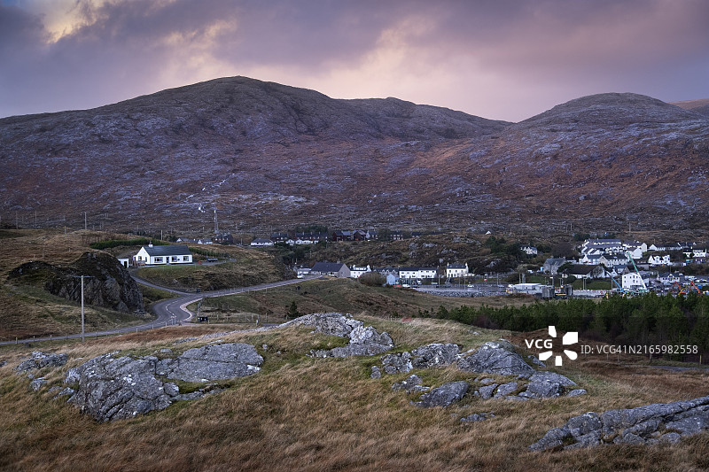 苏格兰外赫布里底群岛哈里斯岛上的偏远村庄塔伯特图片素材