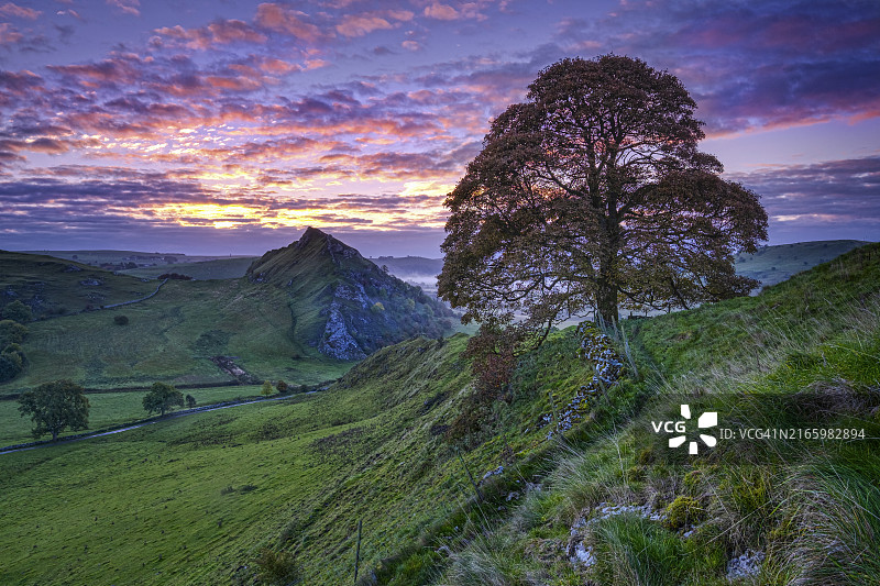 黎明时分，从铬山看到的Parkhouse Hill，位于英国德比郡峰区国家公园朗诺附近图片素材
