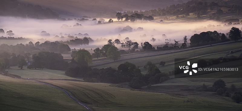 黎明时分多夫河谷上游的薄雾和雾气，位于英国德比郡峰区国家公园朗诺附近图片素材