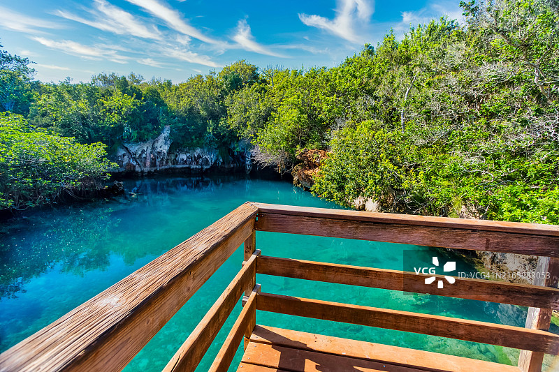 百慕大蓝洞公园，游泳探洞热门地图片素材