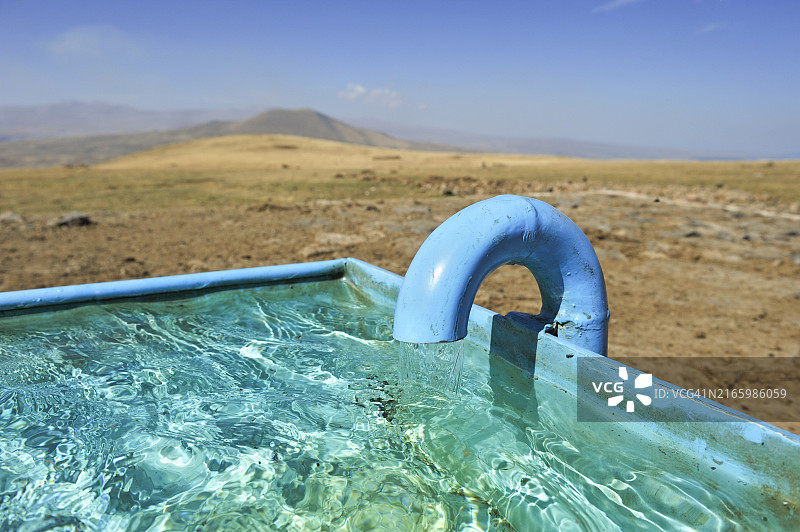 亚美尼亚格加尔库尼克地区，阿吉奇高原的饮水处，背景是阿尔马汉火山，欧亚大陆图片素材