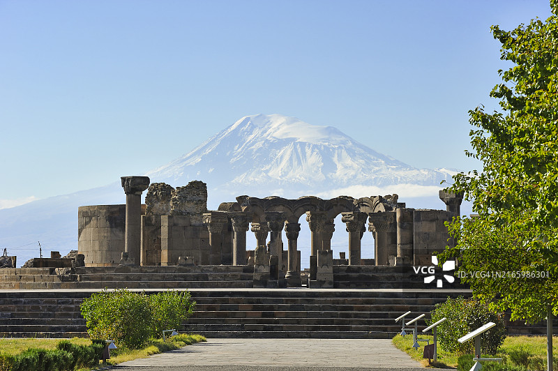 亚美尼亚埃奇米阿津附近兹瓦尔特诺茨大教堂遗址全景，背景是阿拉拉特山图片素材