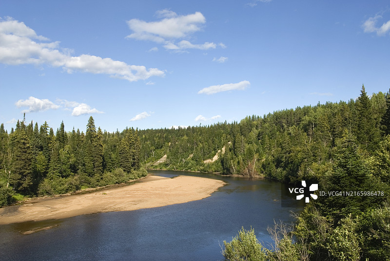 魁北克省北岸地区的波特纳夫河（圣劳伦斯河支流）图片素材