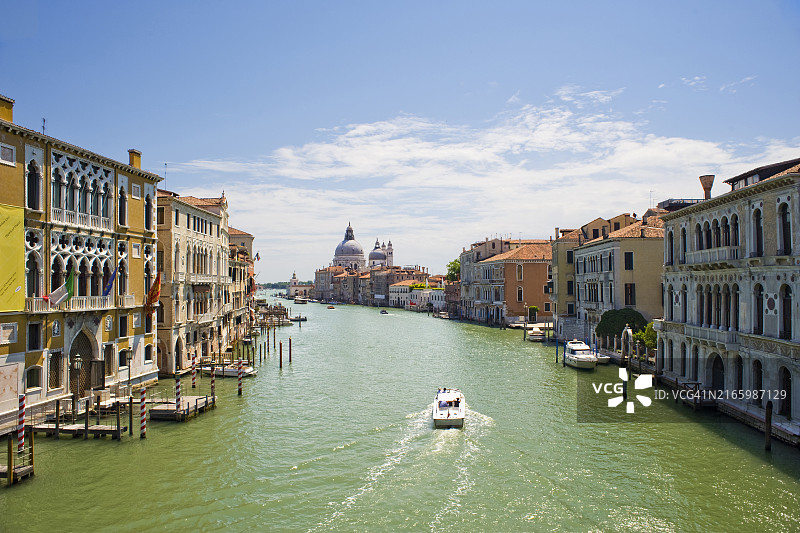 从学院桥看威尼斯大运河，远处是安康圣母教堂和泻湖，威尼托，意大利，欧洲，联合国教科文组织世界遗产图片素材