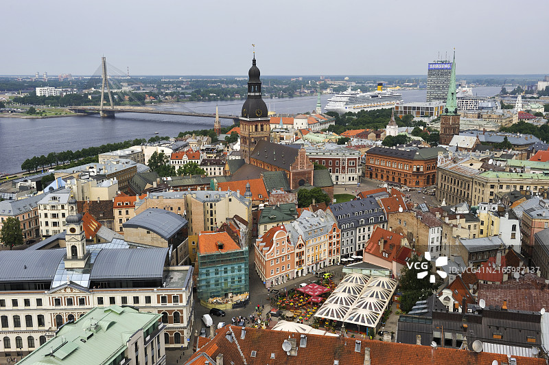 拉脱维亚里加道加瓦河和圣彼得教堂塔楼的圆顶大教堂鸟瞰图图片素材