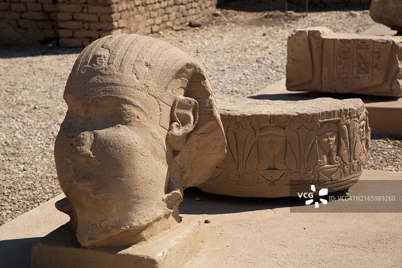 埃及丹德拉哈索尔神庙的石雕头像图片素材