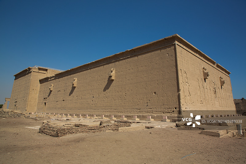 从后面看，埃及杰纳丹德拉哈索尔神庙的外观图片素材
