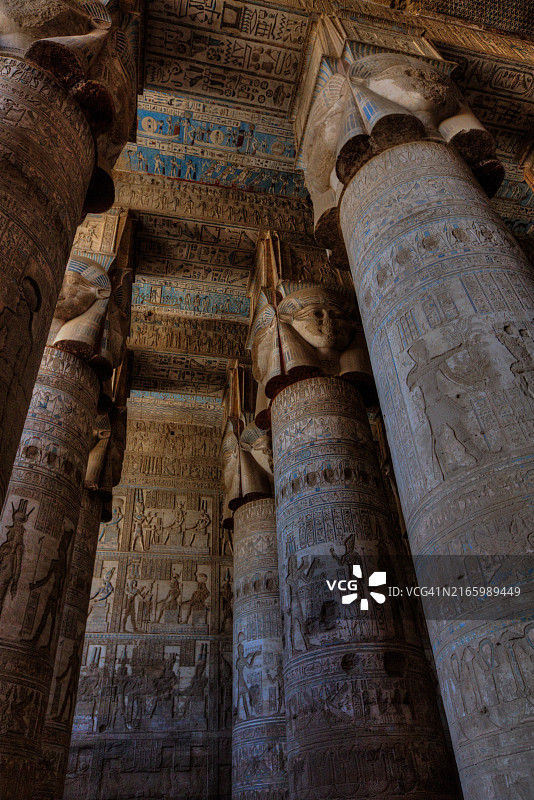哈索尔神庙柱廊，埃及代尼代拉图片素材