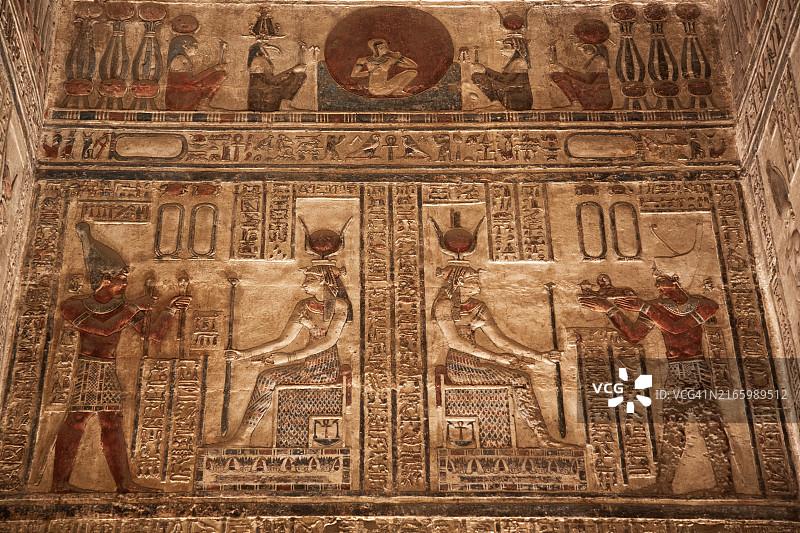 哈索尔神庙的哈索尔女神浮雕，法老在左右，埃及代尼达拉图片素材