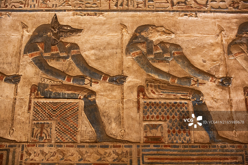 阿努比斯神（左）与赛赫麦特女神（右）的浮雕，哈索尔神庙，丹德拉，埃及图片素材