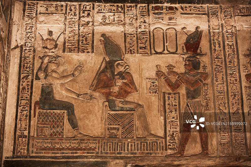 埃及奎纳丹德拉哈托尔神庙：哈托尔女神、荷鲁斯神和法老浮雕图片素材