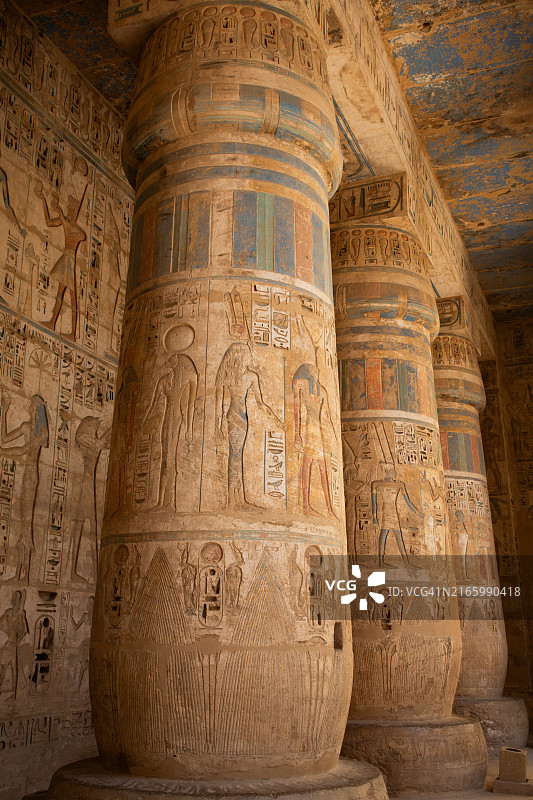 拉美西斯三世祭庙的柱子浮雕，西门廊，第二庭院，卢克索，埃及图片素材