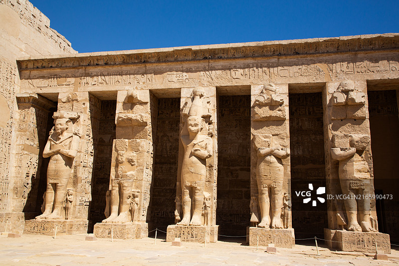 拉美西斯三世祭庙的奥西里斯雕像，位于卢克索图片素材
