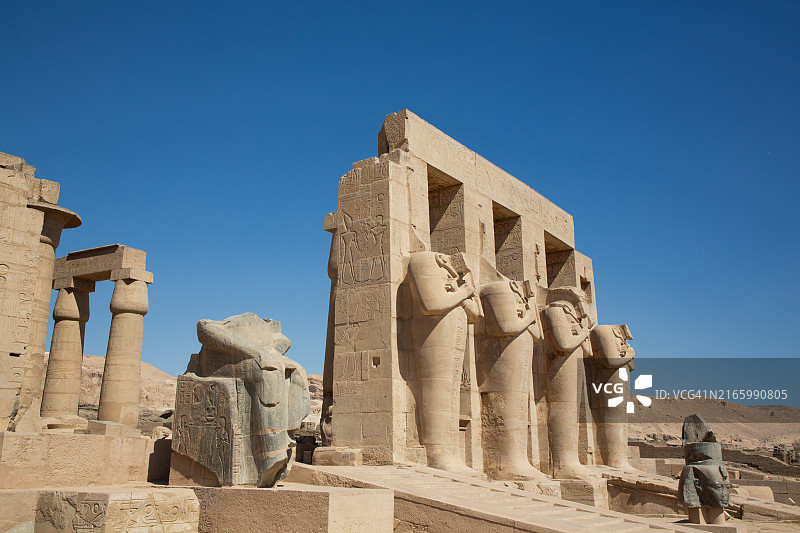 拉美西斯二世巨像下部，拉美西斯神庙，拉美西斯二世法老纪念庙，公元前13世纪，古底比斯，联合国教科文组织世界遗产，卢克索，埃及，北非，非洲图片素材