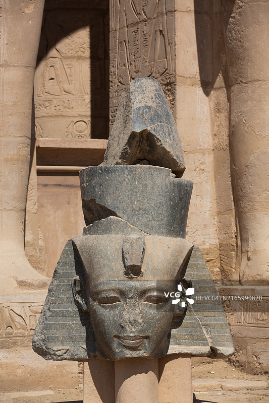 拉美西斯二世花岗岩头像与奥西里斯雕像，拉美西斯神庙，埃及卢克索图片素材