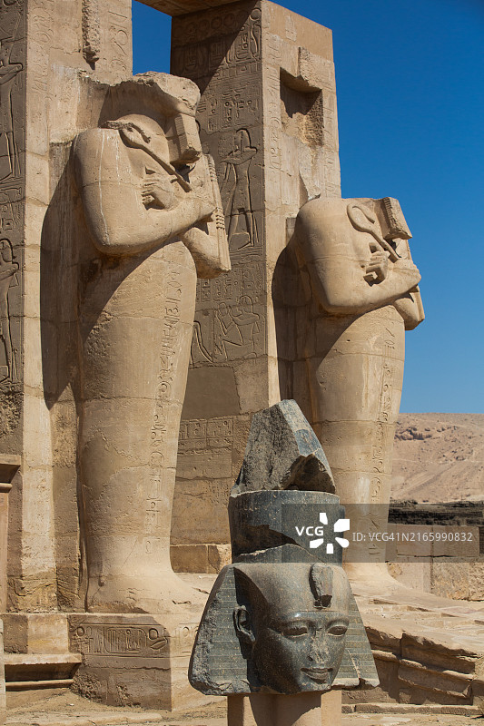 拉美西斯二世花岗岩头像与奥西里斯雕像，拉美西斯神庙，埃及卢克索图片素材