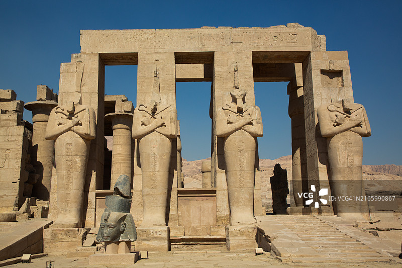 拉美西斯二世花岗岩头像与奥西里斯雕像，拉美西斯神庙，埃及卢克索图片素材