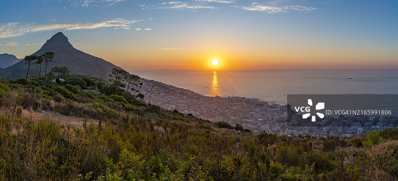 南非开普敦信号山狮子头山班特里湾日落图片素材