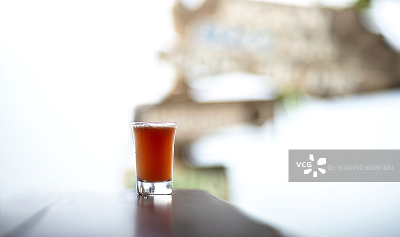 美丽的水果鸡尾酒在海滩酒吧上图片素材