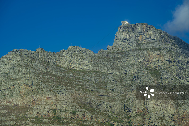 从坎普斯湾观看桌山自然保护区，南非西开普省开普敦图片素材