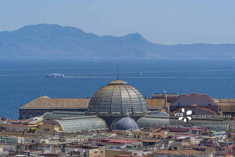 翁贝托一世长廊和背景中的阿马尔菲海岸的鸟瞰图，那不勒斯，坎帕尼亚，意大利，欧洲图片素材