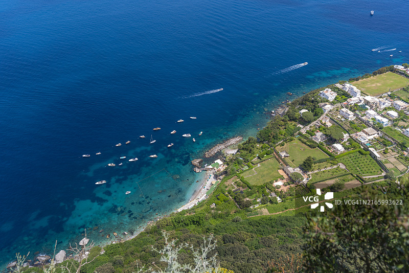 从意大利卡普里岛阿纳卡普里全景观景点观看大海和海岸线，那不勒斯湾图片素材