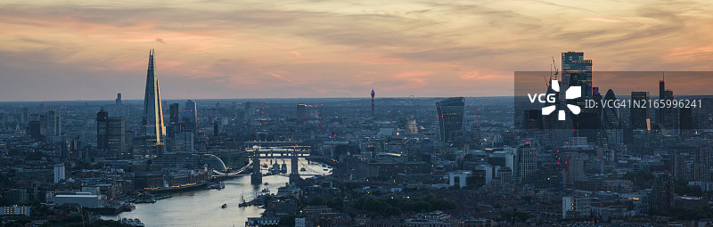碎片大厦、泰晤士河和伦敦金融城，英国伦敦图片素材