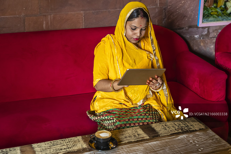 使用平板电脑的年轻印度女性，印度焦特布尔图片素材