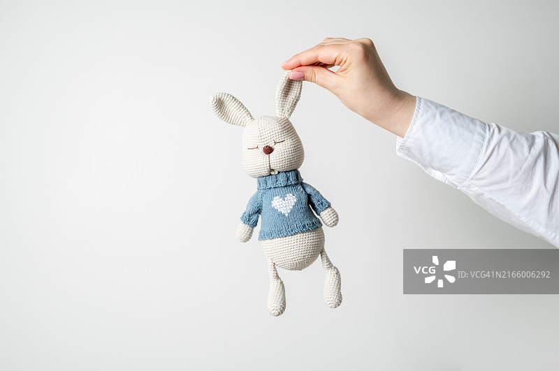 手持钩针玩具兔子，作为睡眠辅助图片素材