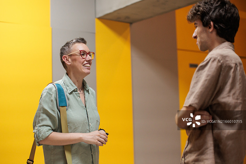 女人在走廊里与年轻男人交谈图片素材