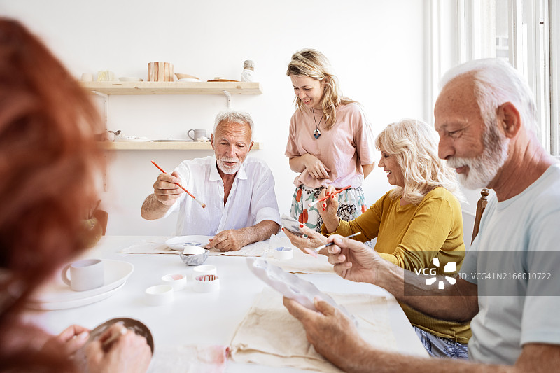 老年人陶艺工作坊图片素材