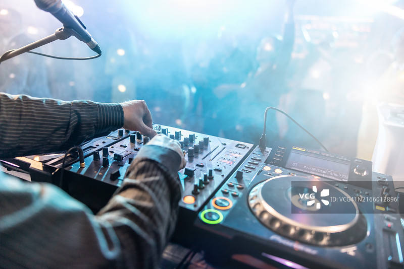夜总会DJ操控台特写：夜生活概念图片素材